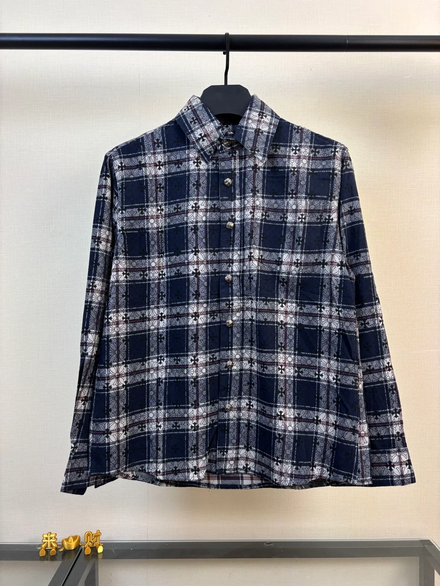 Style number: DC # Chrome Hearts Classic cashew flower cross all-over printed jacquard long-sleeved top couple casual shirt Customized original jacquard fabric, high-quality pure cotton jacquard plaid fabric, soft and comfortable to the touch, a very high-quality fabric! The details of the workmanship are perfectly controlled. The lining is made of vest hemming, and the cuffs are made of double cross leather labels. It is different from the ordinary version. The collar is also designed with interlining, which shows Premium fashion and personality. The style is fashionable, simple and elegant. It is a very Versatile jacket! Complete accessories, all customized with original versions! Same Style for Men and Women Color: Cashew Black Cashew Purple Size: S M L XL